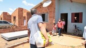 Famílias estão recebendo cestas básicas e materiais para fazer reparos nas casas