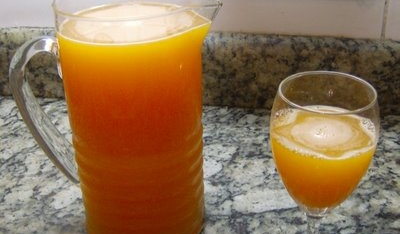 Refrigerante caseiro de cenoura, laranja e limão para enganar a criançada é uma delícia