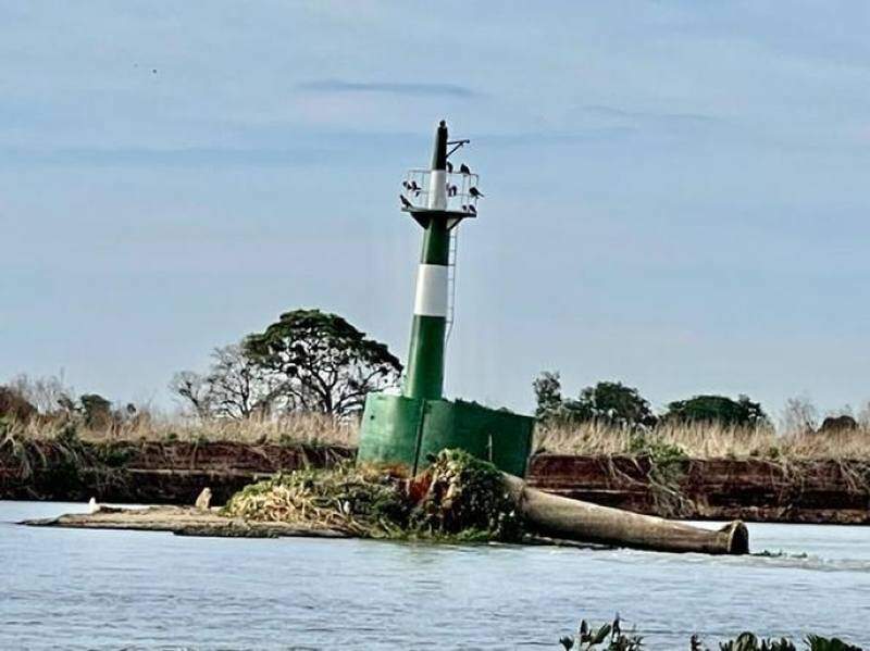 Com nível do Rio Paraguai em baixa, farol caído há anos reaparece e chama atenção em Corumbá