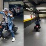 Fernando se diverte com medo de Maiara em aula para dirigir moto