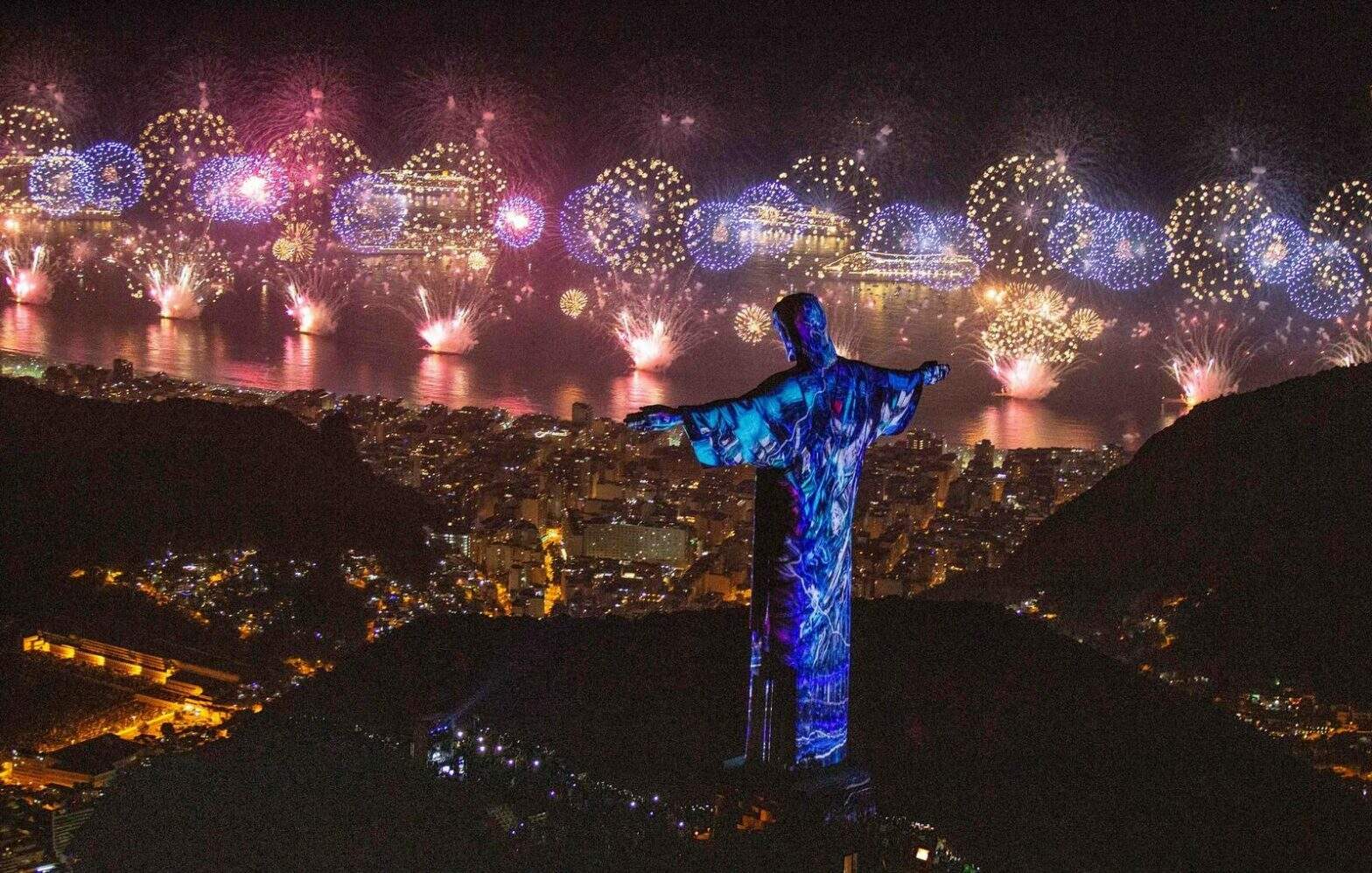 Cristo iluminado por fogos no réveillon (Foto: Fernando Maia/Riotur)