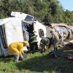 Carreta carregada de leite tomba na MS-276 e motorista fica preso nas ferragens