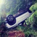 Durante a chuva, em acidentes na BR-163 Fiat Toro e S-10 capotam