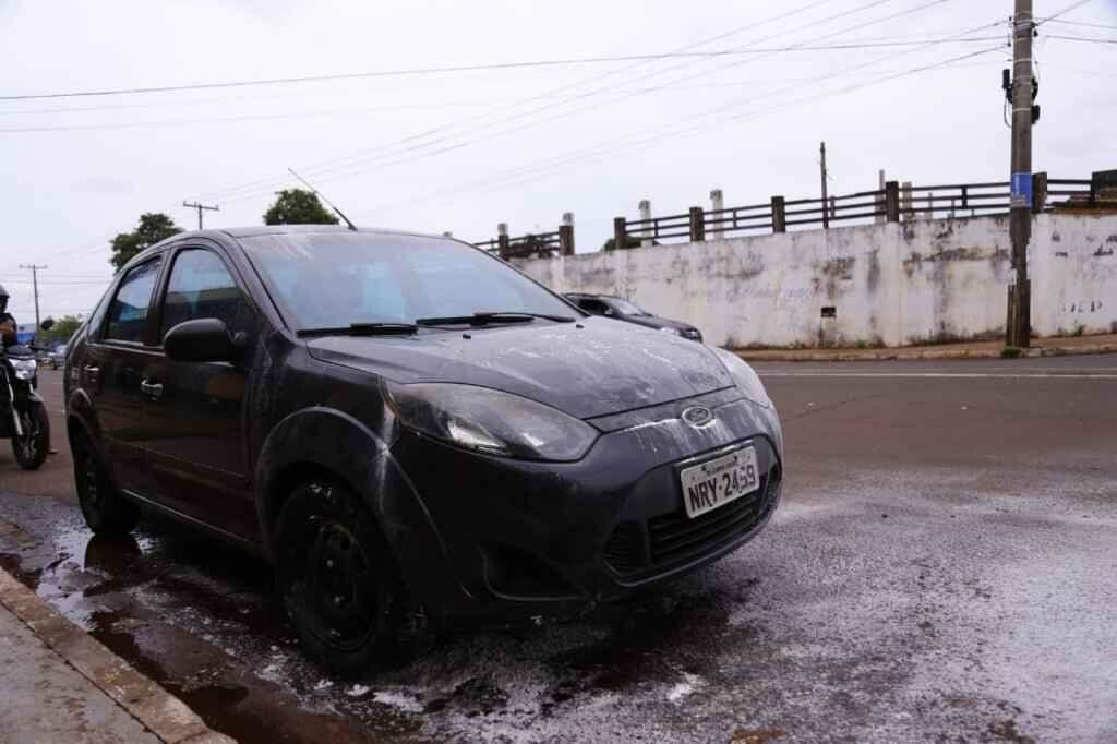 Populares ajudaram a apagar o fogo (Foto: Henrique Arakaki