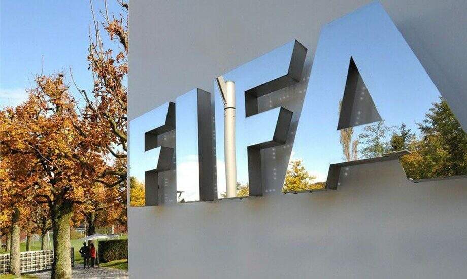 Diretor médico da Fifa diz que partidas não devem ser jogadas até setembro