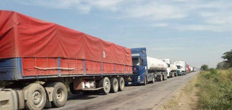 Bloqueio da Estrada Bioceânica deixa 250 caminhões parados na fronteira entre a Bolívia e MS