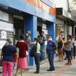 Clientes ignoram coronavírus e formam fila gigante em Campo Grande para ‘pagar boleto’