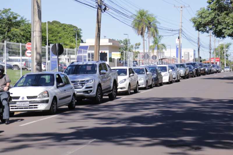 Carros formaram fila gigante no Drive do Albano Franco