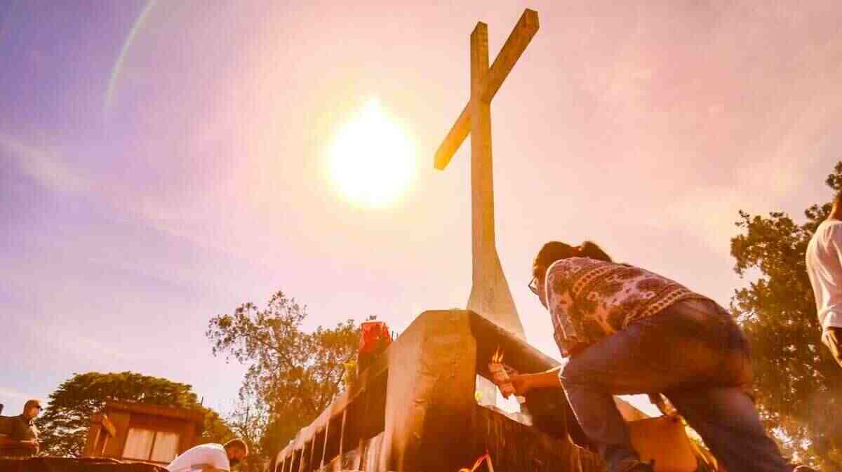 “É o dia que eles mais esperam nossas orações”: Famílias prestam homenagens àqueles que se foram.