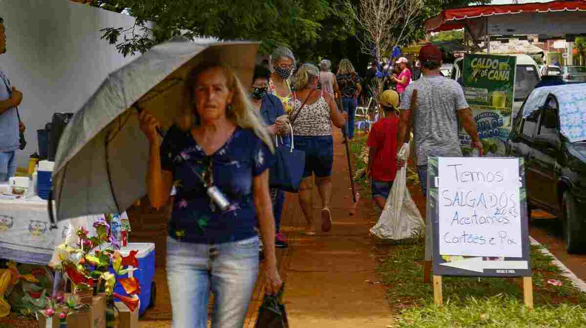 Comerciantes aproveitam a movimentação intensa para garantir renda extra.