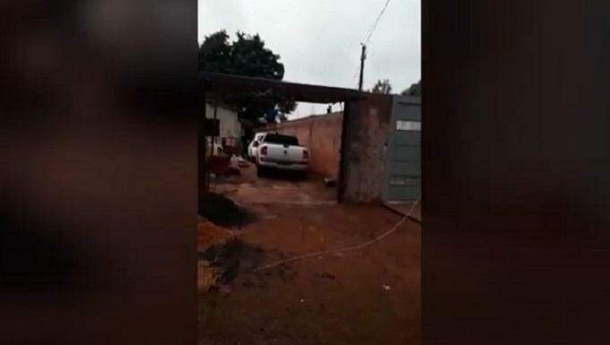 VÍDEO: Sabe como agir? Fio de energia rompe e cai na calçada nas Moreninhas
