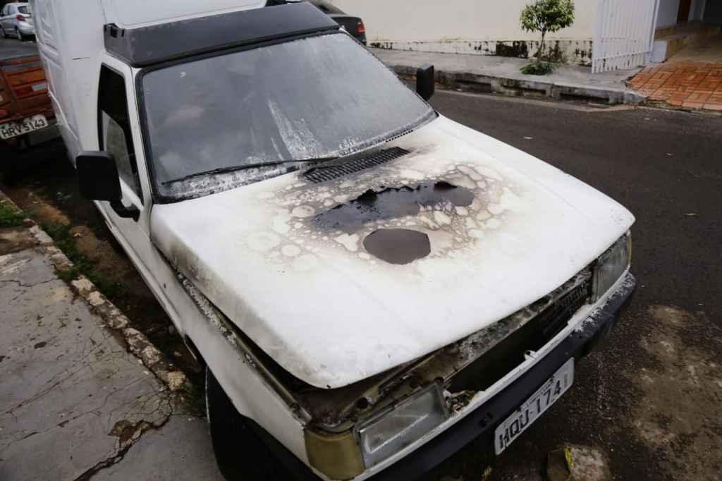Veículo ficou danificado (Foto: Henrique Arakaki