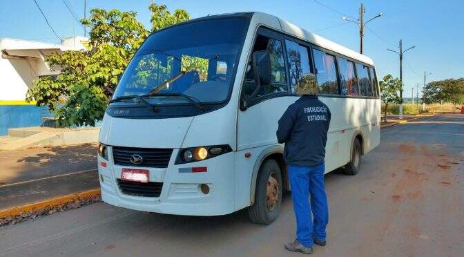 Duas vans são flagradas durante transporte ilegal de passageiros haitianos em MS