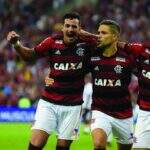 Flamengo bate Vitória, se recupera no Brasileiro e fica a dois pontos do líder