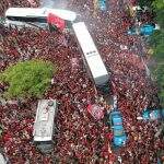 Flamengo atravessa ‘mar de torcedores’ na chegada a aeroporto e embarca para Lima