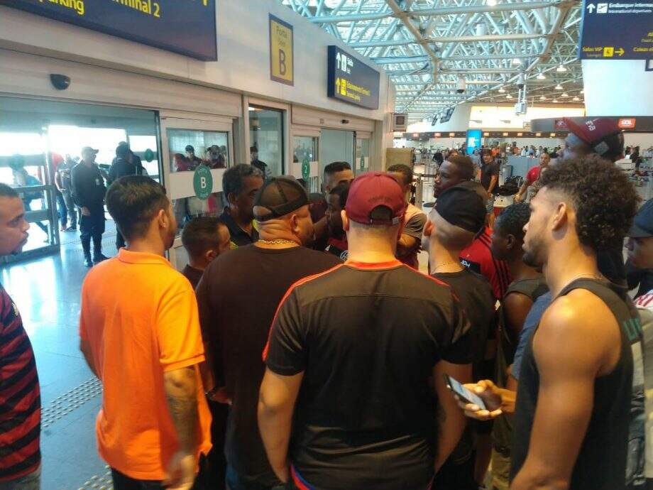 Alvo de protesto, Diego entra em conflito com torcedores do Fla em aeroporto