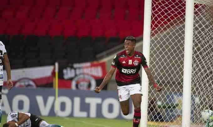 Flamengo derrota Coritiba e dorme na liderança do Brasileiro