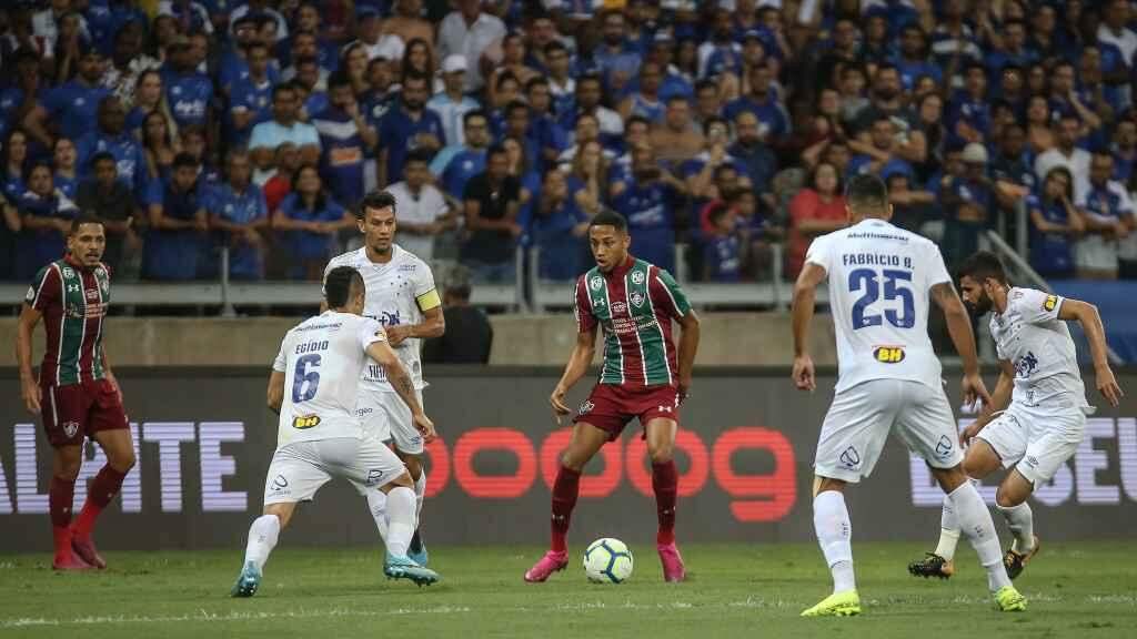 Em jogo de polêmicas com VAR, Cruzeiro empata com Flu e mantém drama contra queda