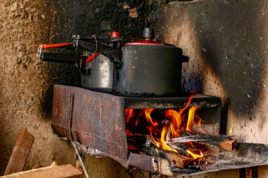 De R$ 50 a R$ 89: gás de cozinha aumenta 78% em MS e força mudança para o fogão a lenha