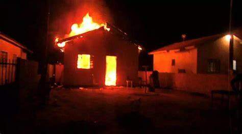 Filho coloca fogo em casa de idosa que é destruída pelas chamas