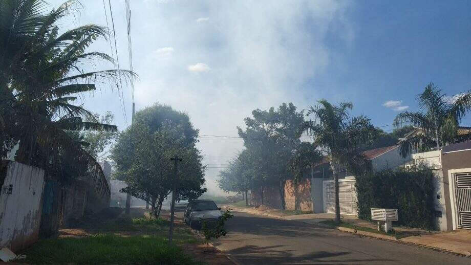 Muito fogo: Vizinhos reclamam de queimada em terreno há mais de uma hora