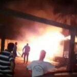 VÍDEO: camionete pega fogo em pátio de prefeitura e fica destruída
