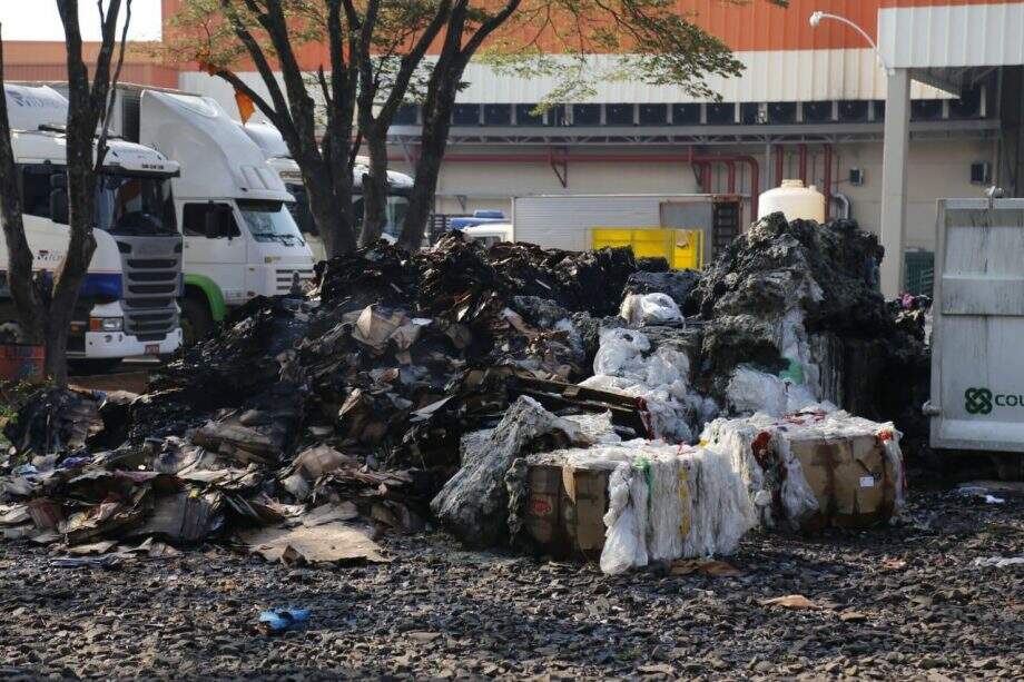 Pallets de mercadorias foram destruídas | (Foto: Marcos Ermínio