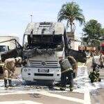 VÍDEO: Caminhão pega fogo e fica destruído na Avenida Costa e Silva em Campo Grande