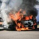 VÍDEO: Ex-marido coloca fogo no carro da mulher após discussão em Campo Grande