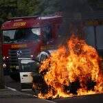 Carro fica destruído depois de pegar fogo na Afonso Pena por causa de curto circuito