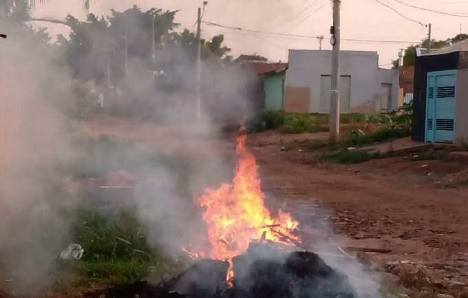 VÍDEO: morador ateia fogo em lixo e causa revolta na vizinhança em bairro de Campo Grande