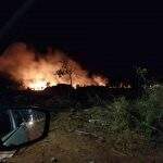 Incêndio em vegetação ameaça casas na Aldeia Água Bonita, em Campo Grande
