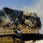 Carreta com carga de algodão pega fogo na MS-395 e carga fica destruída
