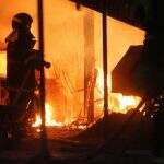 Marido coloca fogo nas roupas da esposa e chamas consomem residência em fazenda da BR-060