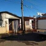 Homem incendeia casa, não quer sair e é retirado no tapa por vizinho em Campo Grande