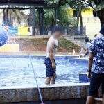 Bêbado, homem toma banho em fonte da Praça Ary Coelho
