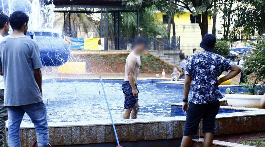 Bêbado, homem toma banho em fonte da Praça Ary Coelho