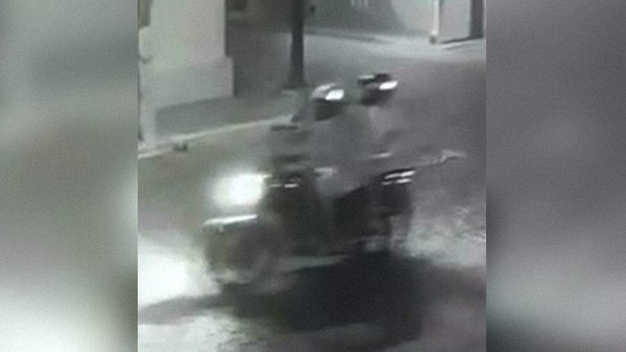 Jovem derruba ladrão de moto durante assalto e é agredida com capacetadas