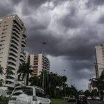 Olha ela: sob alerta de tempestade, chuva forte é registrada no Centro de Campo Grande