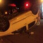 Após colisão, carro capota e casal fica ferido na Vila Jacy