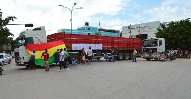 Em protesto à crise econômica, caminhoneiros fecham fronteira de Corumbá e Bolívia