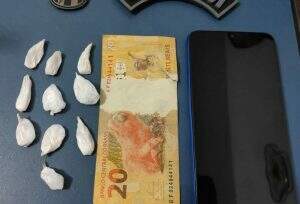 Foram apreendidas 10 porções de cocaína e R$ 20