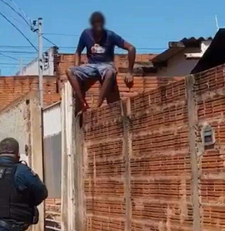 Evadido, homem tenta fugir da PM correndo em cima de telhados em bairro