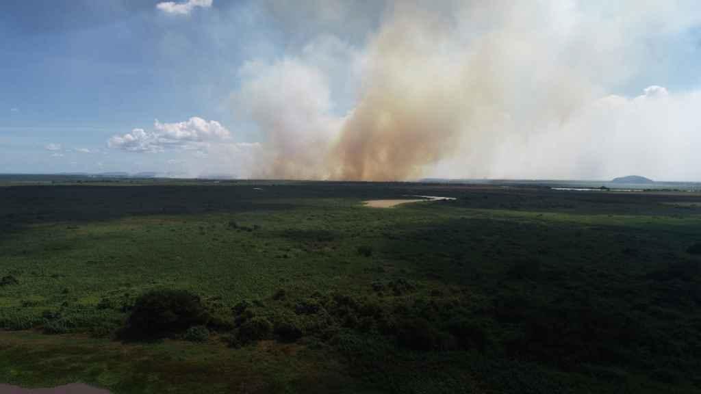 Bombeiros combatem incêndio em vegetação próximo ao Rio Paraguai