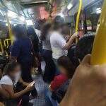 Passageiros reclamam de espera de uma hora por ônibus lotado para voltar para casa