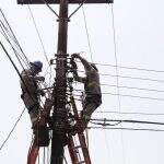 Funcionário recebe descarga elétrica durante retirada de rede de energia