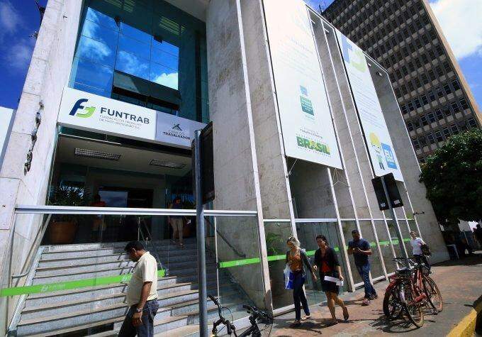 Com salário de até R$ 3 mil, Funtrab divulga vagas para contabilidade, farmácia e logística
