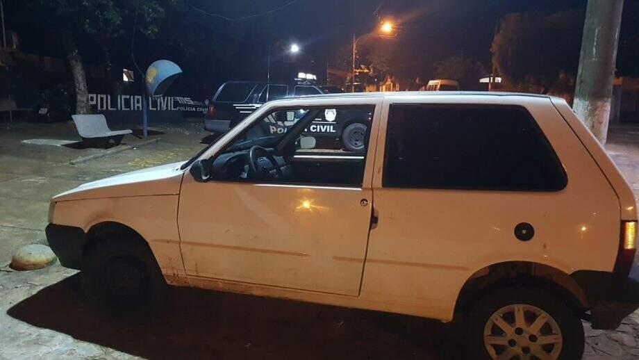 Fiat Uno é levado por ladrões em condomínio de Campo Grande
