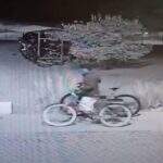 VÍDEO: ladrão entra em condomínio fechado de Campo Grande e leva duas bicicletas