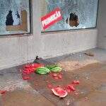 Bandidos usam melancias furtadas para quebrar vitrine e arrombar loja